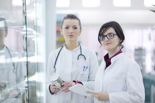 Tým lékárníka chemik žena v lékárně drogerie — Stock fotografie