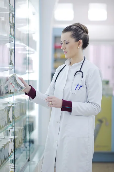 Farmacia química mujer de pie en farmacia farmacia — Foto de Stock