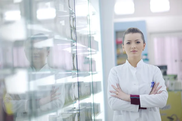 Pharmacist chemist woman standing in pharmacy drugstore — Stock Photo, Image