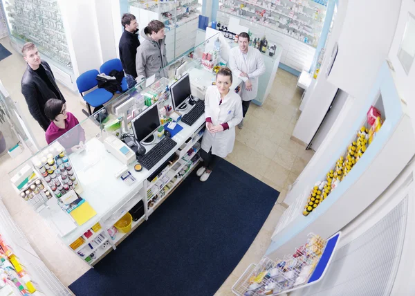 Apotekare föreslår läkemedel till köpare i apotek apotek apotek apotek apotek — Stockfoto