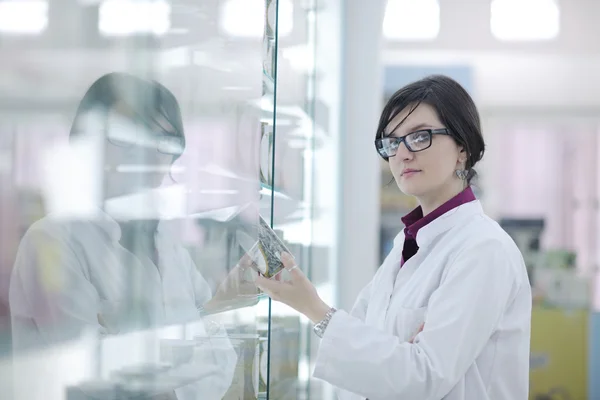 Фармацевт-хімік жінка стоїть в аптеці — стокове фото