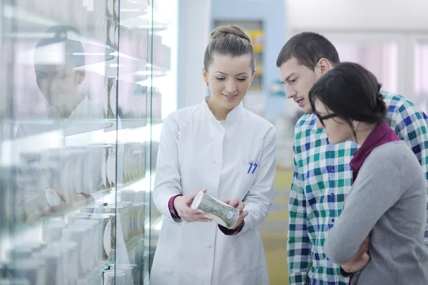 Lékárník navrhuje léky pro kupujícího v lékárně — Stock fotografie