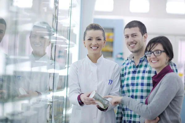 Pharmacist suggesting medical drug to buyer in pharmacy drugstore — Stock Photo, Image