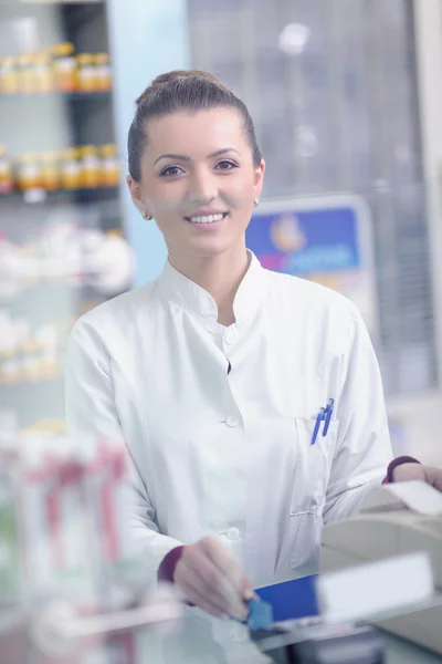Farmacêutico químico mulher em pé na farmácia farmácia farmácia — Fotografia de Stock