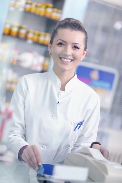 Farmacista farmacista donna in piedi in farmacia farmacia — Foto Stock