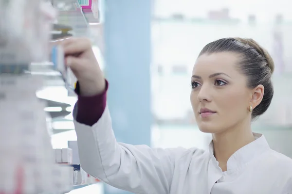 Farmacista farmacista donna in piedi in farmacia farmacia — Foto Stock