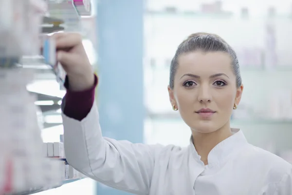 Pharmacist chemist woman standing in pharmacy drugstore — Stock Photo, Image