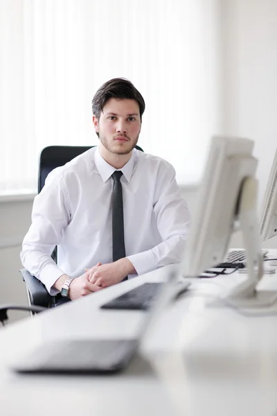 Gruppo di lavoro che lavora nell'ufficio clienti e helpdesk — Foto Stock