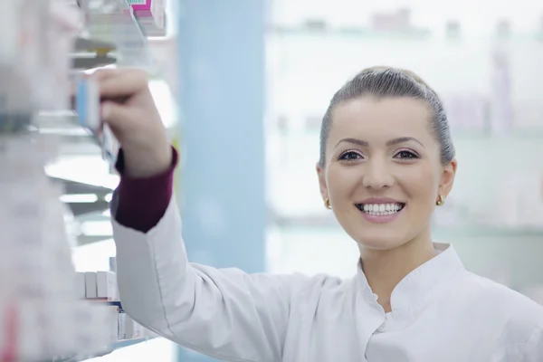 Farmacêutico químico mulher em pé na farmácia farmácia farmácia — Fotografia de Stock