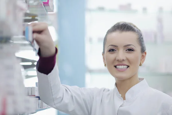 Pharmacien chimiste femme debout dans pharmacie pharmacie — Photo