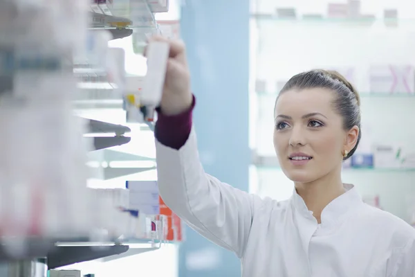 Apotheker chemicus vrouw staande in apotheek drogisterij — Stockfoto
