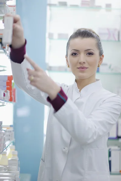Farmacia química mujer de pie en farmacia farmacia —  Fotos de Stock