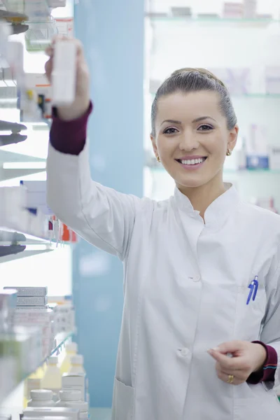 Farmacista farmacista donna in piedi in farmacia farmacia — Foto Stock