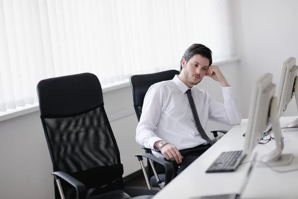 Втомлений і неввічливий молодий бізнесмен в офісі — стокове фото