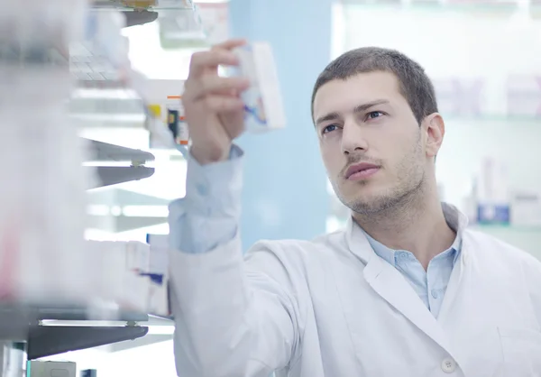 Άνθρωπος χημικός φαρμακοποιού στο φαρμακείο φαρμακείο — Φωτογραφία Αρχείου