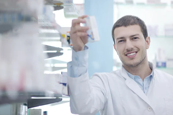 Farmacista chimico uomo in farmacia farmacia — Foto Stock