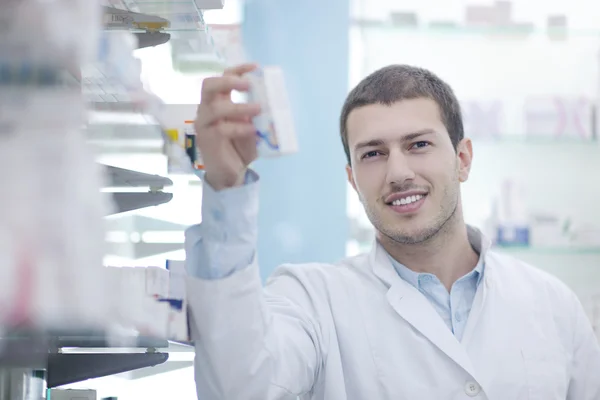 Homem farmacêutico químico na farmácia farmácia — Fotografia de Stock