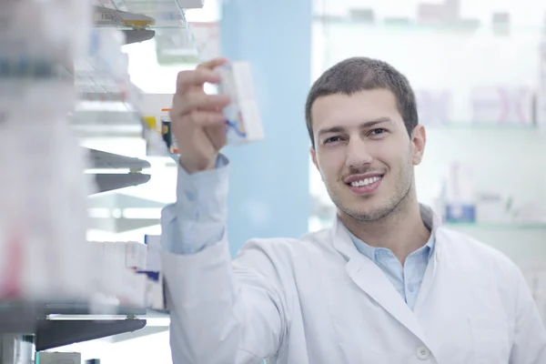 Człowiek chemik farmaceuta apteka apteka — Zdjęcie stockowe