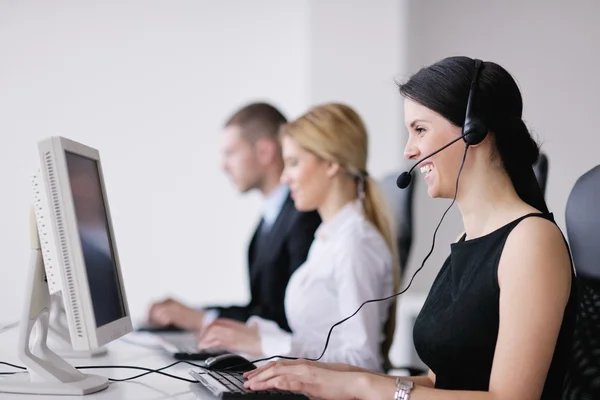 Företagsgrupp som arbetar i kund- och hjälp skrivbord office — Stockfoto