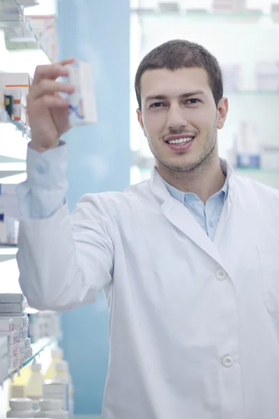 Homem farmacêutico químico na farmácia farmácia — Fotografia de Stock