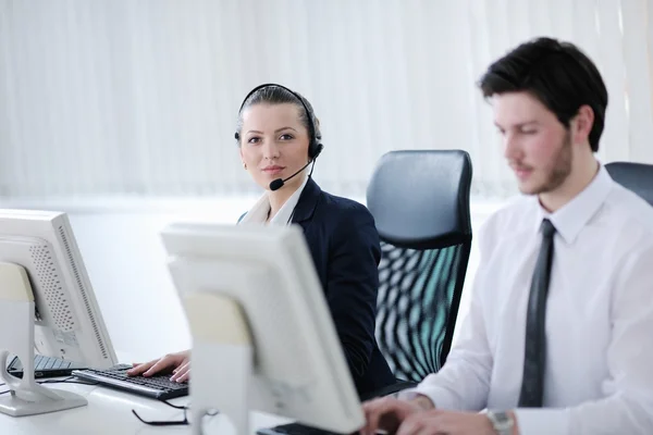 Grupo empresarial que trabaja en la oficina de clientes y servicios de asistencia — Foto de Stock