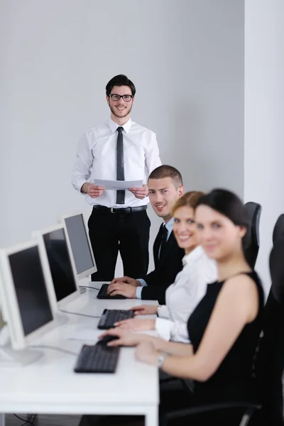 Obchodní skupina pracující v kanceláři zákazníka a helpdesk — Stock fotografie