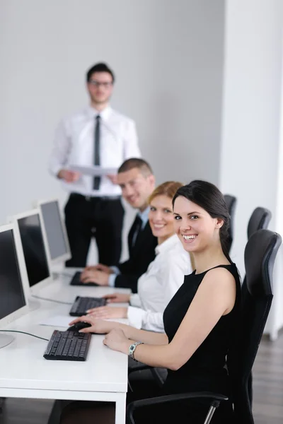 Obchodní skupina pracující v kanceláři zákazníka a helpdesk — Stock fotografie