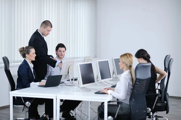 Grupa firm pracujących w biurze klienta i pomocy technicznej — Zdjęcie stockowe