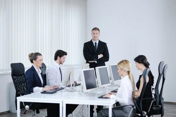 Bedrijfsgroep werken in klant en helpdesk kantoor — Stockfoto