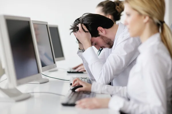 Fáradt és depresed fiatal üzleti ember irodában — Stock Fotó