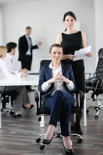 Mujer de negocios con su personal en segundo plano — Foto de Stock