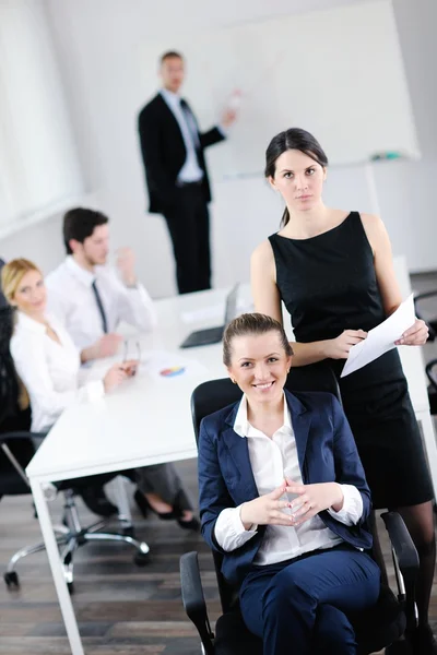 Geschäftsfrau mit ihren Mitarbeitern im Hintergrund — Stockfoto