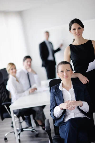 배경에서 그녀의 직원 들과 비즈니스 우먼 — 스톡 사진
