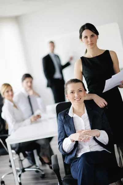 Geschäftsfrau mit ihren Mitarbeitern im Hintergrund — Stockfoto