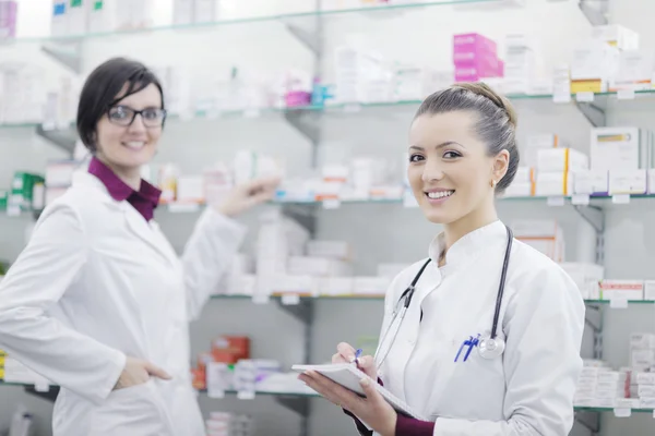 Tým lékárníka chemik žena v lékárně drogerie — Stock fotografie
