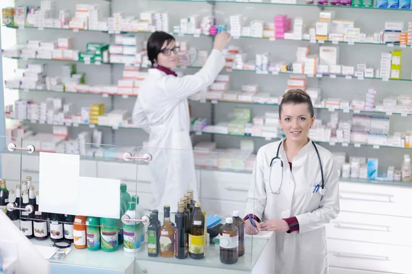 Equipe de farmácia mulher química na farmácia farmácia — Fotografia de Stock
