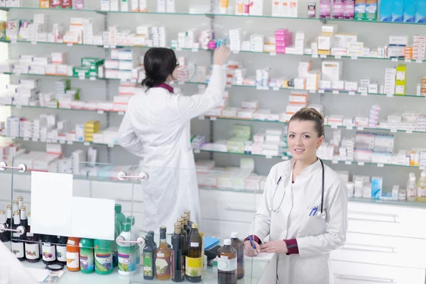 Equipe de farmácia mulher química na farmácia farmácia — Fotografia de Stock