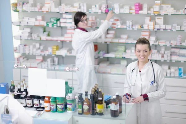 Equipo de farmacéutica química mujer en farmacia farmacia —  Fotos de Stock
