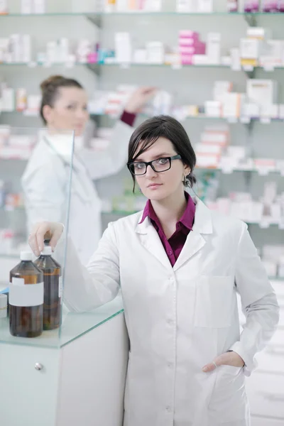 Equipo de farmacéutica química mujer en farmacia farmacia — Foto de Stock