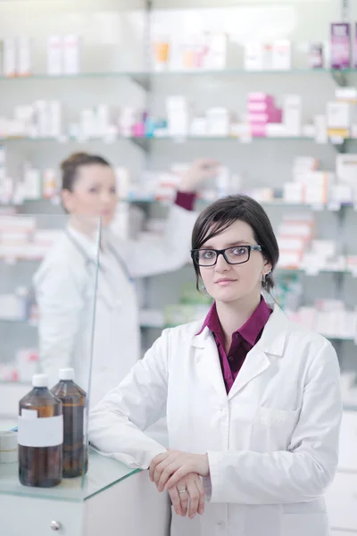 Team van apotheker chemicus vrouw in apotheek drogisterij — Stockfoto