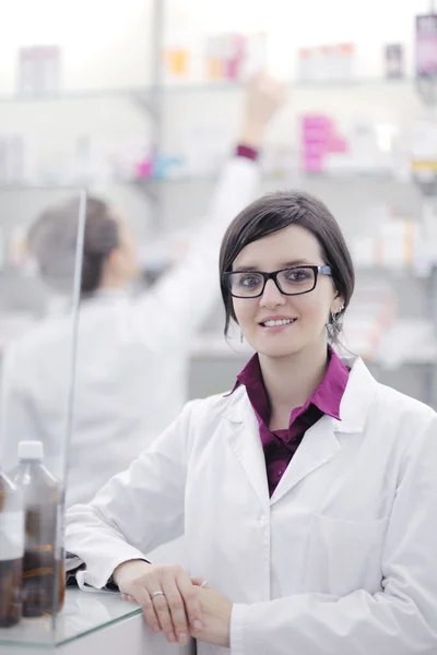 약국에서 약사 화학자로 일하는 여성의 팀 — 스톡 사진