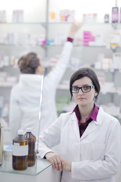 Команда аптекаря-химика женщина в аптеке — стоковое фото