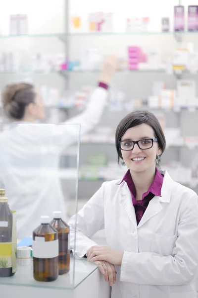 Gyógyszerész nő a gyógyszertárban gyógyszertárban — Stock Fotó