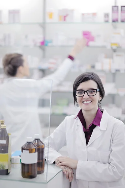 Команда фармацевта-хіміка в аптеці — стокове фото