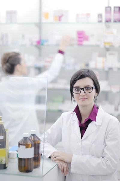 Équipe de pharmacienne chimiste femme en pharmacie pharmacie — Photo