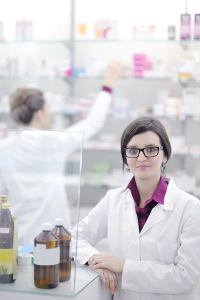 Ομάδα φαρμακοποιού γυναίκα χημικός στο φαρμακείο φαρμακείο — Φωτογραφία Αρχείου
