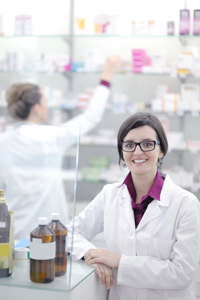 Zespół aptekarki chemik kobieta w aptece apteka — Zdjęcie stockowe