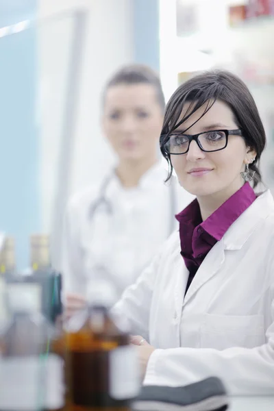 Tým lékárníka chemik žena v lékárně drogerie — Stock fotografie