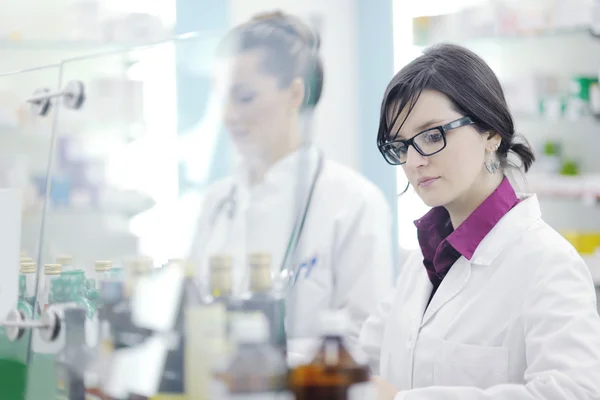 Zespół aptekarki chemik kobieta w aptece apteka — Zdjęcie stockowe