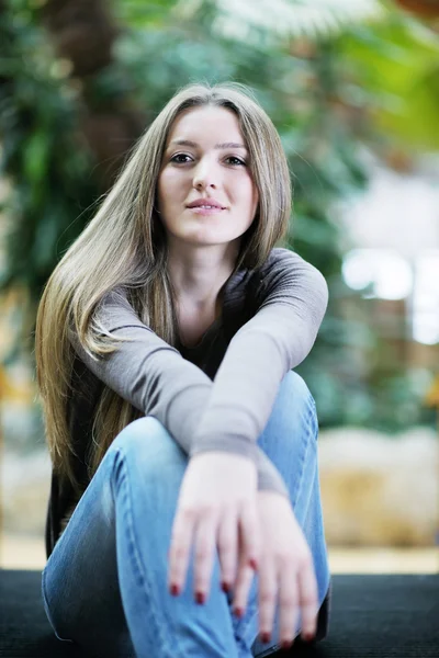 Porträt einer schönen jungen Frau — Stockfoto